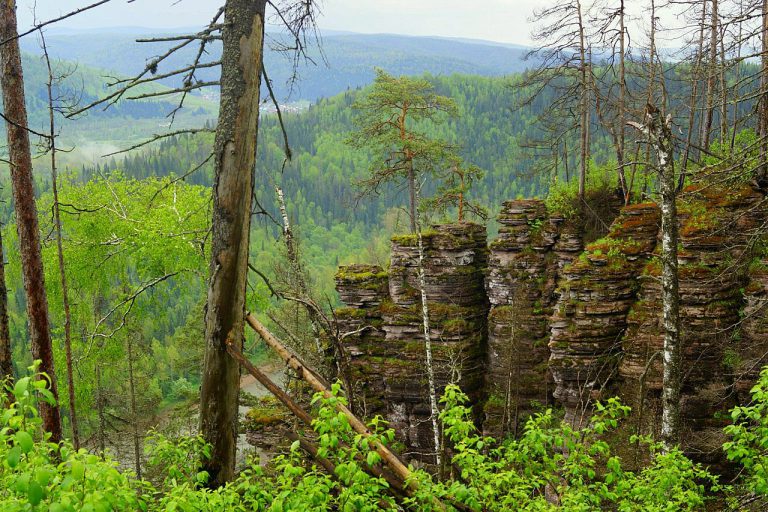 Розовые скалы в башкирии фото